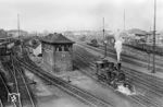 98 531 (Krauss/München, Baujahr 1904) unterwegs in Aschaffenburg Hauptbahnhof. Ein Jahr nach dieser Aufnahme wurde die Lok an die Kahlgrundbahn verkauft. Das Stellwerk 6 aus dem Jahr 1925 ging 1974 außer Betrieb. (04.1953) <i>Foto: Jürgen Hagemann, Slg. R. Garn</i>