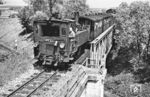 Kurz vor Riedlingen überquert 99 637 mit einem Personenzug aus Schussenried die Hauptstrecke Ulm–Sigmaringen. (07.1958) <i>Foto: Jürgen Hagemann, Slg. R. Garn</i>
