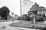 Im Kreuzungsbahnhof Kappel (Württ) wartet 99 637 auf das Ende der Stückgutbeladung. (07.1958) <i>Foto: Jürgen Hagemann, Slg. R. Garn</i>