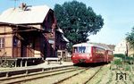 Die Bahnstrecke (Prenzlau–)Dedelow–Fürstenwerder war eine eingleisige Nebenbahn in der Uckermark. Sie wurde zunächst als Kleinbahn betrieben, gehörte zu den Prenzlauer Kreisbahnen, nach 1945 zur Deutschen Reichsbahn. Die Strecke war von 1902 bis 1978 in Betrieb. Im Bahnhof Fürstenwerder steht VT 2.09.045 (Bw Pasewalk) als T 1214 nach Prenzlau. (19.06.1970) <i>Foto: Bernd Kappel</i>