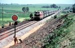 Wegen Bauarbeiten ist V 180 346 mit dem D 15 (Berlin Ostbahnhof - Stralsund) bei Prenzlau auf dem "falschen Gleis" unterwegs. (08.06.1970) <i>Foto: Bernd Kappel</i>