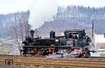99 1582 (Hartmann, Baujahr 1912) ist in ihrem 69. Einsatzjahr noch munter in Wolkenstein unterwegs. Die Lok blieb bei der Museumsbahn Schönheide erhalten. (07.04.1980) <i>Foto: Bernd Kappel</i>