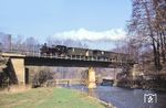 99 1585 überquert mit P 14287 nach Jöhstadt die Zschopau bei Wolkenstein. (11.04.1980) <i>Foto: Bernd Kappel</i>