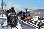 Die ihres Frontnummernschildes beraubte 99 1561 trifft im Bw Jöhstadt auf die kalte Reservelok 99 1582. (03.01.1986) <i>Foto: Bernd Kappel</i>