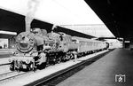 38 1555 vom Bw Heilbronn wartet vor E 509 (Kaiserslautern - Mannheim - Würzburg - Hof) in Heidelberg Hbf auf die Weiterfahrt. (12.05.1963) <i>Foto: Winfried Gronwald</i>