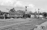 Eine Heilbronner P 8 fährt mit E 4645 (Heilbronn - Crailsheim) aus Schwäbisch Hall. (12.05.1963) <i>Foto: Winfried Gronwald</i>