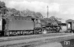 Die Stuttgarter 39 185 wartet mit der kurzen Zwischenleistung des P 2776 (Schwäbisch Hall - Schwäbisch Hall-Hessental) in Schwäbisch Hall auf die Abfahrt. (12.05.1963) <i>Foto: Winfried Gronwald</i>