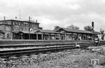 Der Bahnhof Gunzenhausen ist Kreuzungsbahnhof in Mittelfranken an den Bahnstrecken Treuchtlingen–Würzburg und Nördlingen–Pleinfeld. Die Königlich Bayerischen Staatseisenbahnen errichteten den Bahnhof im Norden von Gunzenhausen und eröffneten ihn am 20. August 1849 zusammen mit dem Abschnitt Oettingen–Gunzenhausen und nahmen daran anschließend am 1. Oktober 1849 den Lückenschluss nach Schwabach in Betrieb. Das erste provisorische Empfangsgebäude aus dem Jahr 1850 wurde ab 1865 umfassend erweitert oder neugebaut. Es entstand ein dreigeschossiges Hauptgebäude aus roten Sandsteinquadern. Zur Güterabfertigung wurden gleichzeitig östlich davon zwei aneinanderschließende sandsteinsichtige Güterschuppen mit Satteldach errichtet. Die Stadt Gunzenhausen kaufte 2017 von der Deutschen Bahn das Empfangsgebäude zusammen mit einem 6600 Quadratmeter großen Grundstück. Im Empfangsgebäude befinden sich heute neben Diensträumen ein nicht mehr besetzter Fahrkartenschalter und Einkaufsmöglichkeiten.  (06.1963) <i>Foto: Winfried Gronwald</i>