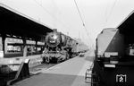 50 2907 (Bw Kassel) ist mit einem Personenzug in Kassel Hbf eingetroffen. (10.08.1968) <i>Foto: Winfried Gronwald</i>