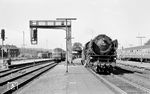 Die Hannoveraner 01 126 hat in Altenbeken den E 417 nach Hannover übernommen. (10.08.1968) <i>Foto: Winfried Gronwald</i>