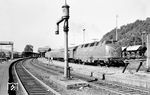 V 200 023 vom Bw Hamm vor E 317 (Oberhausen - Walkenried) im Bahnhof Altenbeken. (10.08.1968) <i>Foto: Winfried Gronwald</i>