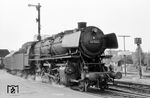 Mit einem Militärzug (Dgm) verlässt 44 1544 vom Bw Hamm (Westf) den Bahnhof Hameln. (24.08.1968) <i>Foto: Winfried Gronwald</i>