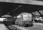 140 030 vom Bw Mainz-Bischofsheim vor einem Personenzug im Bahnhof Frankfurt Süd. Rechts überholt 103 206. (31.07.1974) <i>Foto: Joachim Claus</i>