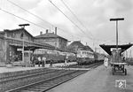 Im Bahnhof Lauda überholt die Dortmunder 112 496 mit einem Eilzug die dort wartenden Aschaffenburger 215 136 und 215 112. (08.1975) <i>Foto: Joachim Claus</i>