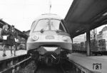 Um den besonderen Status des 403 hervorzuheben, wurde der 403 005 ("Siemens-Zug") mit zwei DB-Hostessen in Frankfurt (Main) Hbf präsentiert. Das neue Spitzenangebot der DB im Reiseverkehr sollte damals mit größtmöglicher Breitenwirkung vorgestellt werden. Im Frühjahr 1974 konnten sich Vertreter von Presse, Rundfunk und Fernsehen sowie Verbänden von Firmen und Behörden in einer großen Deutschlandfahrt von Bremen nach München ein Bild von dem neuen Zug machen. Die Aktion wurde ein Erfolg, da alle Gäste vom ET 403 sehr beeindruckt waren, was sich in den folgenden Tagen in einer positiven Berichterstattung in den Medien niederschlug. Zum Winterfahrplan 1974/75 begann dann der planmäßige Einsatz des 403 im Intercity-Verkehr. (19.03.1974) <i>Foto: Joachim Claus</i>