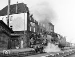 Am 9. September 1972 reiste 24 009 (hier noch mit der DR-EDV-Nummer 37 1009) über Oebisfelde in den Westen aus. Mit etwas unorthodoxem Begrüßungsschmuck versehen, setzte sie in Vorsfelde ihre Fahrt nach Lehrte fort. (09.09.1972) <i>Foto: Joachim Claus</i>