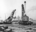 Zwei Dampfkräne im Einsatz im Bahnhof Kulmbach. (30.05.1973) <i>Foto: Joachim Claus</i>