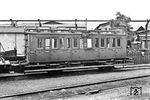 Der zweiachsige preußische 2./3. Klasse Abteilwagen "68070 Halle" im RAW Potsdam (?). Der Wagen wurde 1888 von der Maschinenbau-Actien-Gesellschaft Nürnberg an die KED Erfurt geliefert. Er trug dort die Nummer "Erfurt 1825" und wurde am 1. April 1899 an die KED Halle abgegeben. Dort erhielt er die Nummer "Halle 837". 1923 wurde er in "Halle 68 070" umgezeichnet, Ende 1931 dann in "31 874 Halle". Der Wagen entsprach dem Reichsbahn-Skizzenblatt BC Pr 87, hier bereits mit einigen Abweichungen. (1931) <i>Foto: Wilhelm Kroll (Slg. Scheingraber)</i>