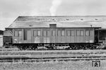 Der Wohn- und Gerätewagen "Regensburg 7754" des Gleislagers Regensburg, ein ehemaliger württembergischer C4id-Wagen, in Regensburg. (1953) <i>Foto: Dr. Günther Scheingraber</i>