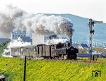 Die morgendliche Dampfentwicklung hatte nicht nur Vorteile. Diesmal dampfte 298.56 vor dem P 3665 das ehemalige Benediktinerstift (seit 1851 ein Gefängnis) in Garsten zu. Das zweiflügeliges Einfahrsignal altösterreichischer Bauart wurde erst 1957 errichtet. (08.1980) <i>Foto: Karsten Risch</i>
