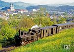 In einem großen Bogen führte die Steyrtalbahn aus Garsten. So kam der ehemalige Benediktinerstift mit 298.53 vor P 3665 erneut ins Blickfeld. Seit dem Jahr 1851 befindet sich in den Gebäuden des ehemaligen Stifts eine Strafvollzugsanstalt. Die Justizanstalt Garsten gehört zu den wenigen Gefängnissen in Österreich, in denen die lebenslange Freiheitsstrafe vollzogen wird. Die ehemalige Stiftskirche dient als Pfarrkirche.  (08.1980) <i>Foto: Karsten Risch</i>