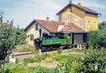 Die grüne 298.51, von Sommer 1975 bis Frühjahr 1978 als „Garsten“ bezeichnet, mit dem P 3675 bei der Einfahrt in Steyr Lokalbahn, dahinter das ehemalige Heizhaus.  (07.1976) <i>Foto: Karsten Risch</i>