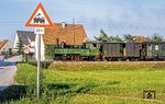ÖBB 298.51 „Garsten“ kreuzt mit dem P 3675 im Reichenschwall die Stelzhamerstraße und gleichzeitig den Teufelsgraben.  (07.1976) <i>Foto: Karsten Risch</i>