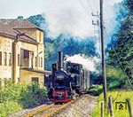 298.52 fährt mit einem Personenzug in Letten ein. Links steht das Gebäude der ehemaligen Waffenfabrik. (07.1976) <i>Foto: Karsten Risch</i>