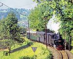 In der Wichtl-Leite bei Garsten nimmt die 298.53 mit einem Personenzug nach Grünburg die Steigung nach Sarning.  (08.1977) <i>Foto: Karsten Risch</i>