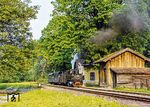 298.25 in der Haltestelle Pergern. Hier zweigte einst die Flügelstrecke nach Bad Hall ab, wo Anschluß an die Normalspurstrecke nach Rohr der Kremstalbahn bestand. Der Flügel blieb stets ein Sorgenkind. Der Abschnitt Sierning – Bad Hall wurde im August 1933 stillgelegt und Anfang der 1940er Jahre abgetragen. Zum Jahresende 1966 kam ebenso das Aus für die Strecke Pergern – Sierning.  (08.1980) <i>Foto: Karsten Risch</i>