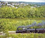 Kurz vor der Haltestelle Neuzeug fährt die 298.25 an der Steyr entlang. Im Hintergrund liegt Sierninghofen.  (08.1980) <i>Foto: Karsten Risch</i>