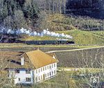 Beim Pieslwang zwischen Sommerhubermühle und Waldneukirchen dampft die 298.52 mit dem P 3669 am Gehöft des Steyrbauern vorbei. (12.1979) <i>Foto: Karsten Risch</i>