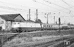 E 03 002 fährt mit dem TEE 56 "Blauer Enzian" (Hamburg-Altona - München Hbf) durch Fulda. Der TEE war 1966 mit einer durchschnittlichen Reisegeschwindigkeit von 106 km/h der schnellste Zug der DB.  (13.06.1966) <i>Foto: Wolfgang Jahn</i>