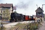 99 7239 verlässt den Bahnhof Wernigerode in Richtung Drei Annen Hohne. Links daneben die Normalspurgleise der Strecke Vienenburg - Halberstadt. (07.10.1991) <i>Foto: Will A. Reed</i>