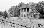 Als Folge der Deutschen Teilung kam es im Juli 1945 zur Unterbrechung der Strecke Vacha–Hilders an der Zonengrenze zwischen Motzlar und Günthers. Auf dem Abschnitt Vacha – Wenigentaft-Mansbach – Motzlar wurde der Betrieb zunächst eingeschränkt aufrechterhalten, für die Querung der hessischen Streckenabschnitte bei Philippsthal sowie zwischen Pferdsdorf/Rhön und Wenigentaft wurden Vereinbarungen mit den amerikanischen Besatzungstruppen getroffen. Schnell wurde jedoch der Abschnitt bei Philippsthal zu einem Schwerpunkt der Flucht aus der Sowjetischen Besatzungszone und der DDR, sodass der Personenverkehr Vacha – Unterbreizbach stark reduziert und auf dem Abschnitt Unterbreizbach – Motzlar als Inselbetrieb durchgeführt wurde. Unmittelbar an der Zonengrenze im Bahnhof Wenigentaft-Mansbach standen 1966 noch die Reste des ehemaligen Wärterstellwerks "Wn". (14.06.1966) <i>Foto: Wolfgang Jahn</i>