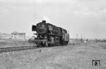 Die Bebraer 44 1131 passiert als Lz nach Gerstungen die Zonengrenze bei Obersuhl. Noch ist die Grenze wenig befestigt. Bunkeranlagen und Wachtürme sollten kurze Zeit später folgen. Das alte Fabrikgebäude links der 44er ist der Rest des von 1914 bis 1918 gebauten Molybdänwerkes Obersuhl, in welchem das im Richelsdorfer Gebirge abgebaute Molybdän verhüttet und dann per Bahn zur Weiterverarbeitung gebracht werden sollte. Diese Anlage ging jedoch wegen des Ende des 1. Weltkrieges nie in Betrieb und wurde beim Bau der heutigen Autobahn A 4 im Jahr 1939 abgerissen und gesprengt - bis auf das im Bild zu sehende Gebäude. Dieses stand im "Niemandsland" zwischen der Bundesrepublik Deutschland und der DDR und wurde erst im Jahr 1992 abgerissen. (16.06.1966) <i>Foto: Wolfgang Jahn</i>