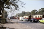 Durch eine veränderte Straßenführung ist der Bahnübergang an der Bahnhofsstraße (B 244) heute verschwunden, der gerade von 99 7239 passiert wird.  (07.10.1991) <i>Foto: Will A. Reed</i>