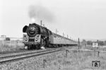 Die erst im Jahr zuvor aus 01 156 rekonstruierte 01 535 passiert vor D 198 (Frankfurt/Oder - Mönchengladbach) die Zonengrenze zwischen Gerstungen und Obersuhl. (16.06.1966) <i>Foto: Wolfgang Jahn</i>