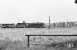 Mit einem einsamen Güterzugbegleitwagen rollt 44 1574 am fahrtzeigenden Einfahrsignal von Obersuhl aus Richtung Gerstungen vorbei. (16.06.1966) <i>Foto: Wolfgang Jahn</i>