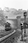 Die Eisenacher 44 029 war in den 1960er Jahren anscheinend die Planlok, die ständig Bebra besuchte, wie zahllose Bildbelege beweisen. Hier rollt sie aus dem Hönebacher Tunnel kommend gen Westen. Rechts steht das beleuchtete Signal Ts 1 "Nachschieben einstellen", davor das Signal Ne 12 "Neigungs(wechsel)anzeiger". Das Signal Ne 12 steht in Kombination mit dem Signal Ts 1, denn am Hönebacher Tunnel endet die 11-Promille-Steigungstrecke aus Bebra. (17.06.1966) <i>Foto: Wolfgang Jahn</i>