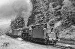 Die Bebraer 44 087 kachelt mit einem Güterzug nach Gerstungen die Steigung am Hönebacher Tunnel hinauf. Der Bi-Wagen hinter der Lok wird als Güterzug-Begleitwagen verwendet. (17.06.1966) <i>Foto: Wolfgang Jahn</i>