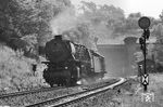 Ohne große Last kehrte 44 087 aus Gerstungen nach Bebra zurück und hat soeben den Hönebacher Tunnel hinter sich gelassen.  (17.06.1966) <i>Foto: Wolfgang Jahn</i>