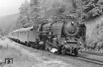 Mit dem internationalen D 5 (Paris - Warschau) am Haken ist die Erfurter 01 025 auf der Hönebacher Rampe kurz vor dem Hönebacher Tunnel unterwegs. (17.06.1966) <i>Foto: Wolfgang Jahn</i>