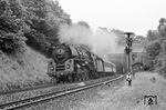 01 505 (Bw Erfurt) rauscht mit dem D 1100 (Leipzig - Frankfurt/M) aus dem Hönebacher Tunnel. (17.06.1966) <i>Foto: Wolfgang Jahn</i>