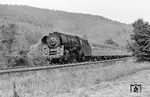01 519 (Bw Erfurt) rollt mit dem D 198 (Frankfurt/Oder - Mönchengladbach) bei Ronshausen dem nächsten Halt in Bebra entgegen. (17.06.1966) <i>Foto: Wolfgang Jahn</i>