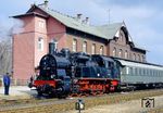 Bis 1992 gehörte 94 1292 als betriebsfähige Traditionslok zum Bestand der DR und kam häufig auf der Rennsteigbahn Ilmenau–Schleusingen zum Einsatz. Im März 1991 steht sie vor einem Sonderzug nach Stützerbach im Bahnhof Ilmenau. (28.03.1991) <i>Foto: Wolfgang Bügel</i>