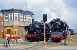 Am Wärterstellwerk "Is" des Bahnhofs Ilmenau am Bü der Langewiesener Straße begegnen einander die DR-Traditionsloks 94 1292 und 65 1049. (28.03.1991) <i>Foto: Wolfgang Bügel</i>