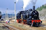 94 1292 im Bahnhof Stützerbach. Hier begann ein Steilstreckenabschnitt, auf dem bis 1922 im Zahnstangenbetrieb gefahren wurde. Auf einer Strecke von 4,4 km war ein Höhenunterschied von 156 m zu überwinden. Der steilste Streckenabschnitt hatte nördlich des Rennsteigs eine Steigung von teils über 60 ‰. Der Scheitelpunkt der Strecke befand sich am Spitzkehrenbahnhof Rennsteig auf einer Höhe von 747,7 m ü. NN. (28.03.1991) <i>Foto: Wolfgang Bügel</i>