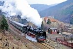 01 118 kurz vor Ende der Rampe über den Thüringer Wald bei Oberhof (Thür). Am Zugschluss hilft 94 1292 als Schiebelok mit. (29.03.1991) <i>Foto: Wolfgang Bügel</i>