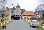 Zur Übernahme eines Sonderzuges im Bahnhof Schleusingen fährt 94 1292 als Lz aus Suhl über den Bü der Breitenbacher Straße in St. Kilian. (29.03.1991) <i>Foto: Wolfgang Bügel</i>